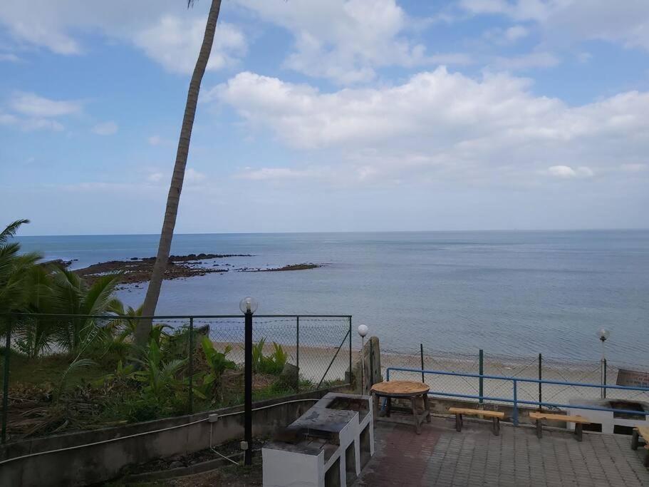 Nat's Seri Bulan beach, pool home @teluk kemang Port Dickson Bagian luar foto